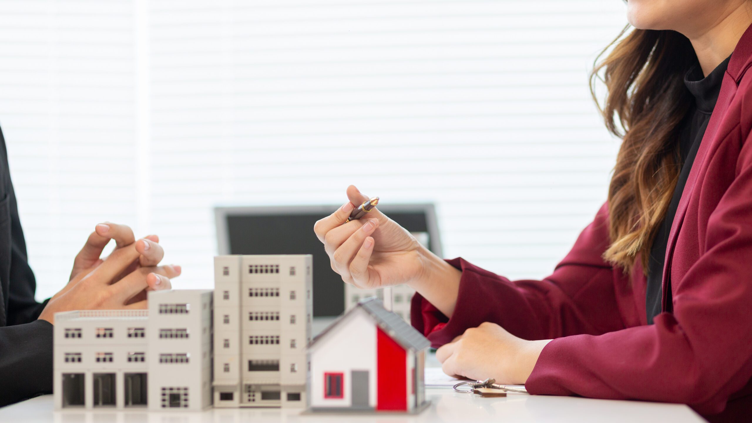 Off-Grid Barndominiums in Idaho: Solar, Batteries & Efficiency Planning